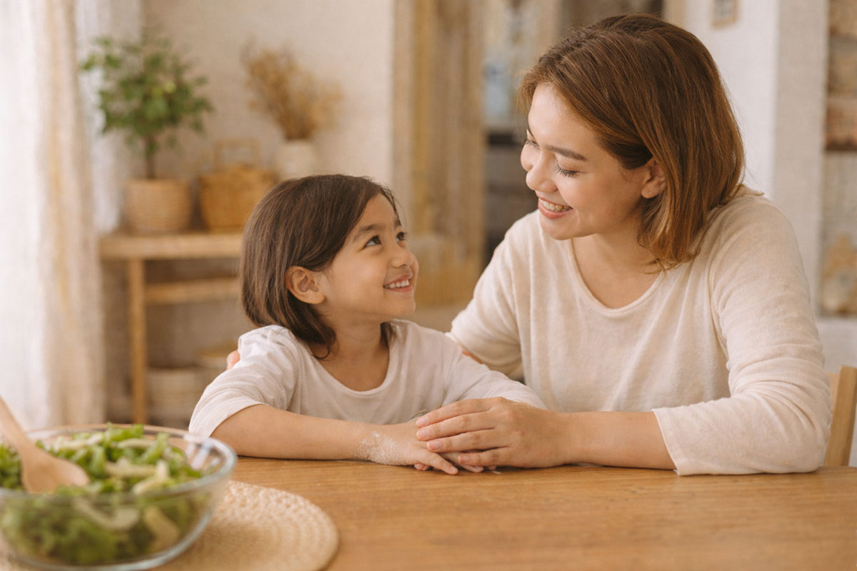 tangan nyaman bersama keluarga setelah aktivitas dapur