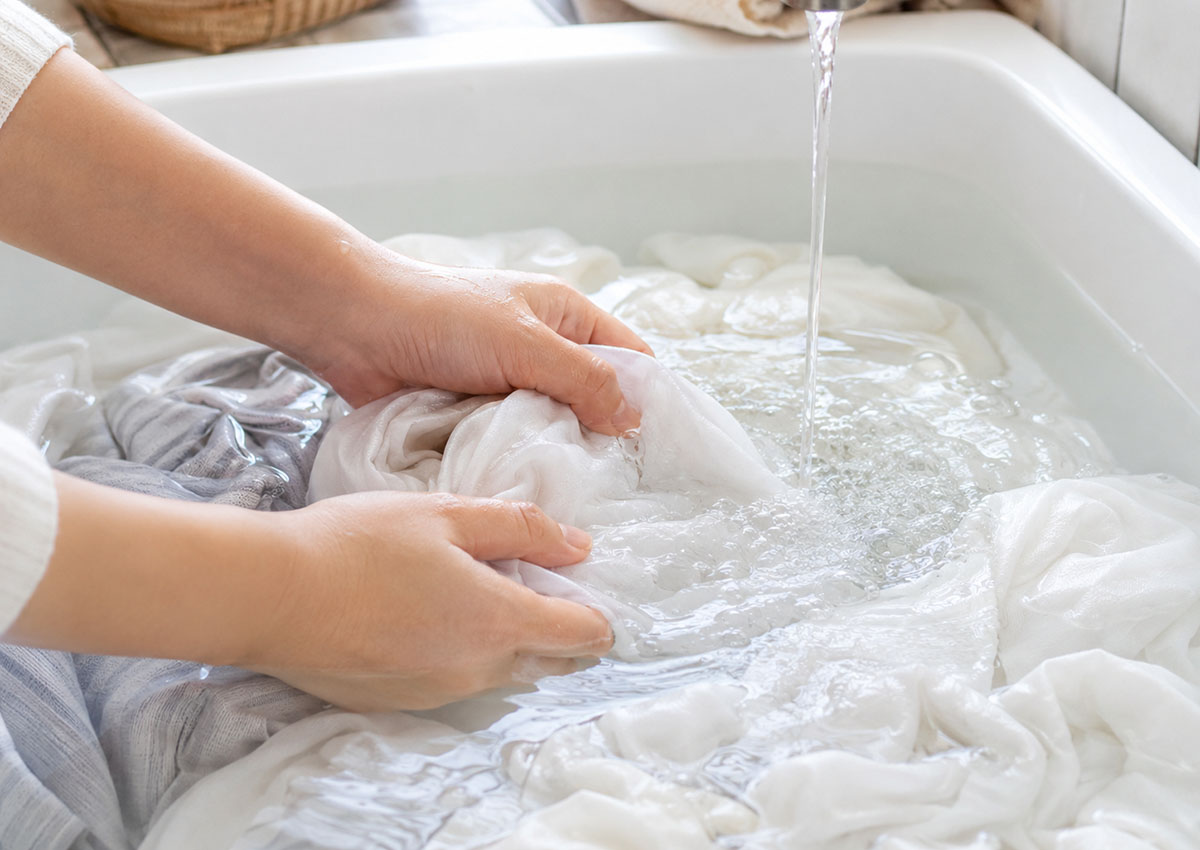 bilasan pakaian bersih dalam proses mencuci